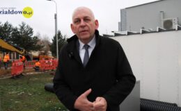 burmistrz Działdowa Grzegorz Mrowiński na tle inwestycji na ul. Korczaka i Świerkowej