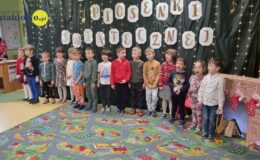 pamiątkowa fotografia młodych wokalistów biorących udział w Konkursie Piosenki Świątecznej w Przedszkolu nr 5 Działdowie