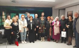 stoi grupa kobiet i mężczyzn podczas Gali Finałowej konkursu literackiego XVII Mazowieckiego Konkursu Literackiego w Przasnyszu