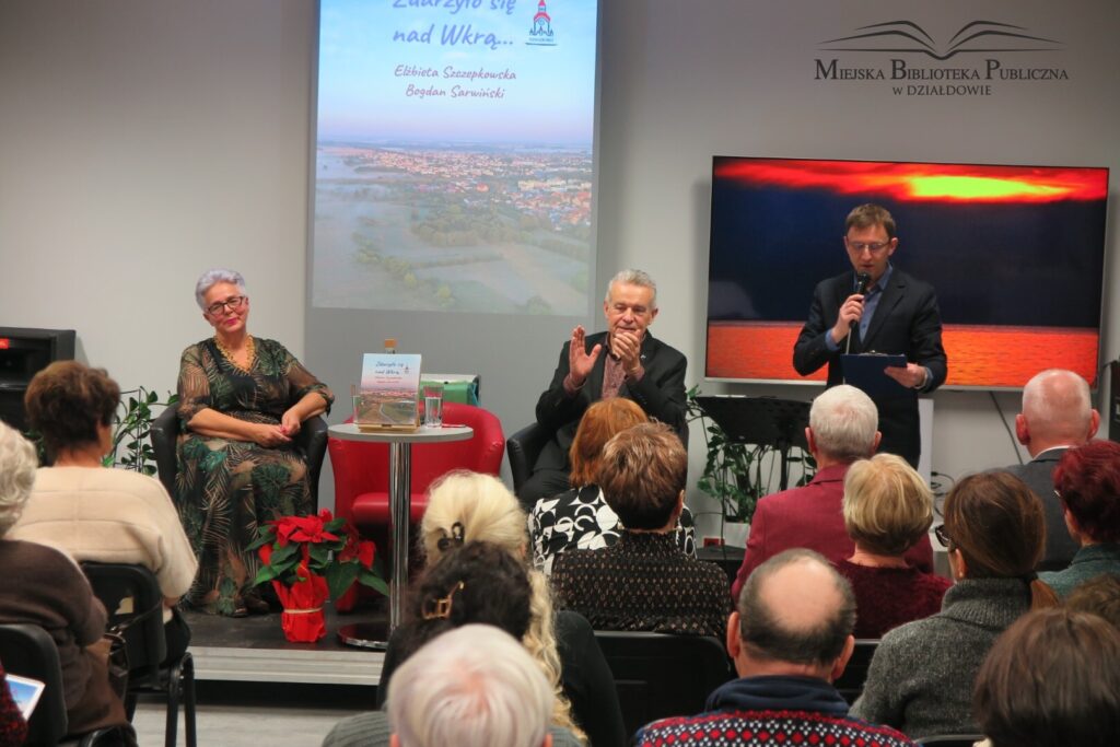 Tak było na promocji albumu „Zdarzyło się nad Wkrą… poetka Elżbieta Szczepkowska, fotografik Bogdan Sawiński i prowadzący spotkanie Piotr Kozikowski