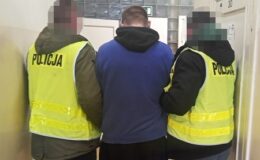 dwóch policjantów prowadzi zatrzymanego, fot. policja