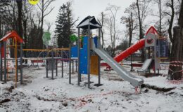 plac zabaw przy Szkole Podstawowej nr 2, na którym trwają prace wykończeniowe