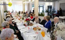 seniorzy siedzą przy wigilijnym stole. Spotkanie odbyło się restauracji Cymes przy ul. Polnej w Działdowie
