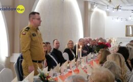 grupa osób siedzi za stołem