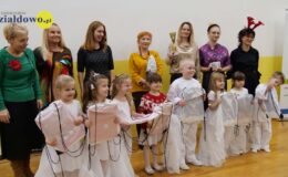 pamiątkowa fotografia dzieci i dorosłych podczas Pierwszego Regionalnego Koncertu Świąteczne Hity w Krainie Muzyki w auli CKU w Działdowie