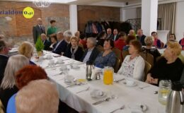 kobiety i mężczyźni siedzą za stołem