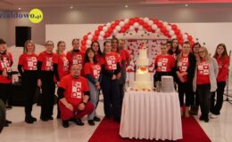 stoi grupa osób - wolontariusze Szlachetnej Paczki