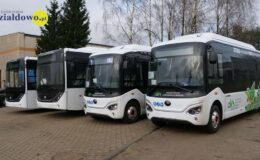 głównym cztery elektryczne autobusy