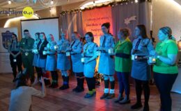 stoi grupa osób, harcerze, kobiety o mężczyźni