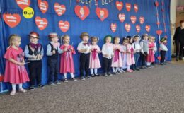 grupa dzieci podczas występu w sali przedszkolnej Przedszkola nr 1