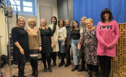 grupa kobiet stoi w studio nagraniowym