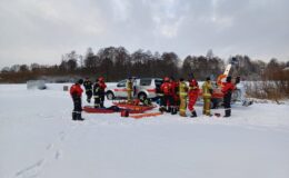 Strażacy ćwiczyli na wodzie i lodzie