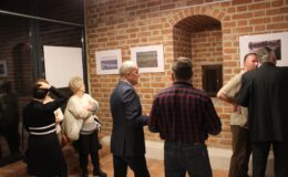 „Pejzaż z wodą w tle” wystawa fotograficzna Rajmunda Szczepańskiego w Muzeum Pogranicza