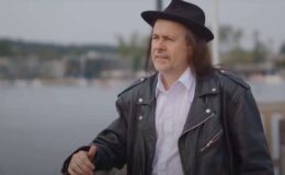 kadr z teledysku Michaela D, widać portret mężczyznye