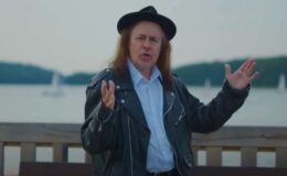kadr z teledysku Michaela D, na zdjęciu mężczyzna