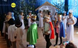 „Wiewióreczki” złożyły życzenia z okazji Dnia Babci i Dziaka