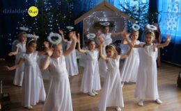 „Wiewióreczki” złożyły życzenia z okazji Dnia Babci i Dziaka