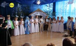 grupa dzieci podczas występu w sali przedszkolnej Przedszkola nr 1
