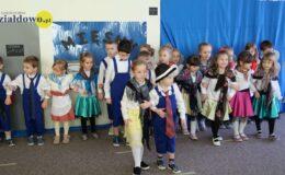 grupa dzieci podczas występu w sali przedszkolnej Przedszkola nr3