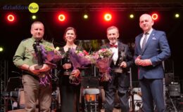 stoi jedna kobieta i trzech mężczyzn (od lewej Marcin Król, Joanna Kolk, Zdzisław Ziółkowski, Grzegorz Mrowiński) na scenie w sali widowiskowo-sportowej SP nr 2 w Działdowie