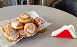 pączki w misie na stoliku w sali Miejskiej Biblioteki Publicznej w Działdowie