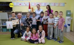 dzieci, burmistrz, panie nauczycielki pozują do pamiątkowego zdjęcia w Przedszkolu UMisia, w sali przedszkolnej