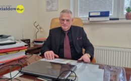 dyrektor szpitala Ireneusz Weryk, siedzi za biurkiem