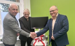 przy aparacie USG od lewej burmistrz Grzegorz Mrowiński, dyrektor szpitala Ireneusz Weryk, starosta działdowski Paweł Cieśliński