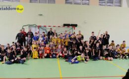 grupa zawodników - dzieci, dorośli, uczestnicy zawodów w sali gimnastycznej SP nr 2 w Działdowie