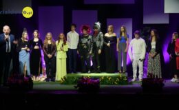 artyści występujący w koncercie "Jej portret" wraz z burmistrzem Grzegorzem Mrowińskim na scenie MDK w Działdowie