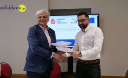 dyrektor szkoły w Malinowie Piotr Dercz i wykonawca inwestycji Michał Kłosowski tuz po podpisaniu umowy