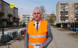 burmistrz Działdowa Grzegorz Mrowiński na tle inwestycji drogowej przy ul. Leśnej