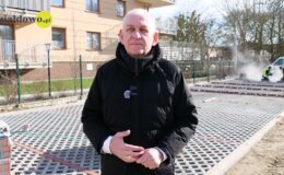 Burmistrz Grzegorz Mrowiński na tle inwestycji przy ul. Elizy Orzeszkowej
