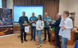 uczennica Natalia Wiśniewska, obok niej osoby dorosłe, wszyscy pozują do pamiątkowej fotografii