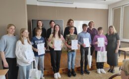 grupa stojących osób, młodzież (laureaci konkursu) i dorośli