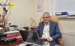 Ireneusz Weryk, siedzi za biurkiem