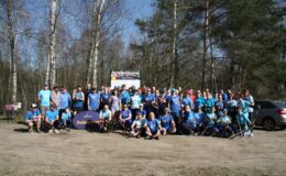 pamiątkowa fotografia uczestników 280 parkrun Działdowo, dorośli, kobiety i mężczyźni, młodzież i dzieci stoją i siedzą na polanie w Malinowie / fot. archiwum parkrun Działdowo