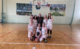 drużyna koszykarek wraz z trenerem