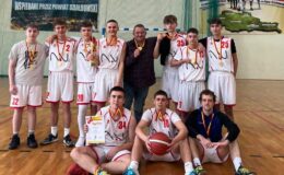 grupa młodzież z workami pełnymi śmieci podczas sprzątania lasu
