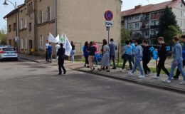 Niebieskim Spacer dla Autyzmu ze służbami mundurowymi