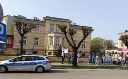 Niebieskim Spacer dla Autyzmu ze służbami mundurowymi