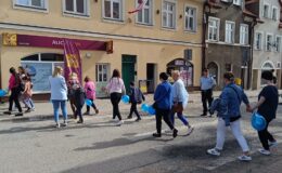 Niebieskim Spacer dla Autyzmu ze służbami mundurowymi