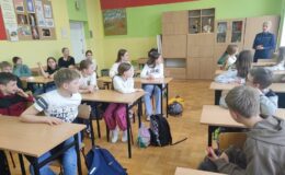 policjantka na spotkaniu z uczniami w klasie