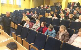 studenci UTW podczas debaty "Bezpieczny senior" oraz zastępca komendanta w auli CKU w Działdowie