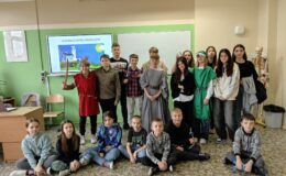 uczniowie pozują do pamiątkowej fotografii w klasie
