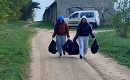 Dzień Ziemi – z tej okazji młodzież sprzątała las