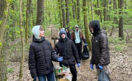 Dzień Ziemi – z tej okazji młodzież sprzątała las