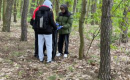 Dzień Ziemi – z tej okazji młodzież sprzątała las