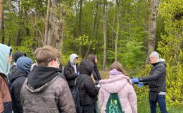 Dzień Ziemi – z tej okazji młodzież sprzątała las