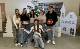 grupa uczniów z II LO w Działdowie realizujących projekt SelfLovers w ramach olimpiady „Zwolnieni z teorii”